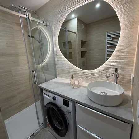 Bright 1br Floor